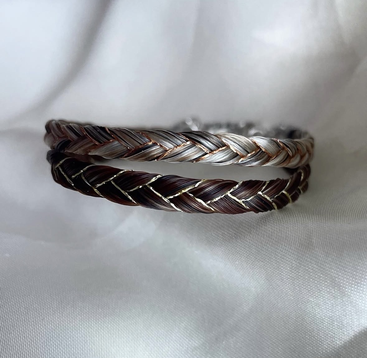 Bracelet tressé à la main en crins de cheval avec fil de couleur